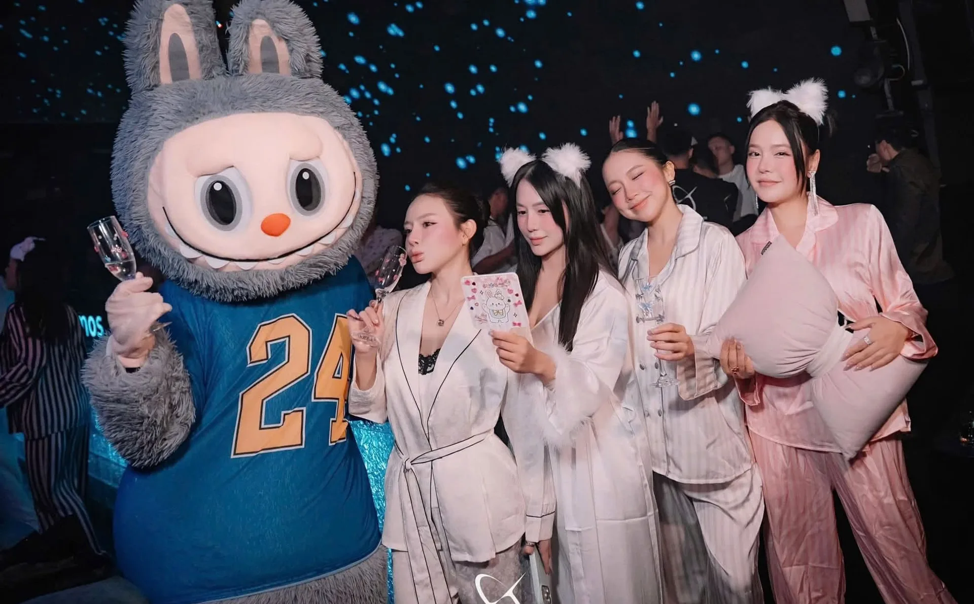 Nhóm bạn trong đêm tiệc pyjama chụp ảnh cùng linh vật tại Cosmos Club Hà Nội
