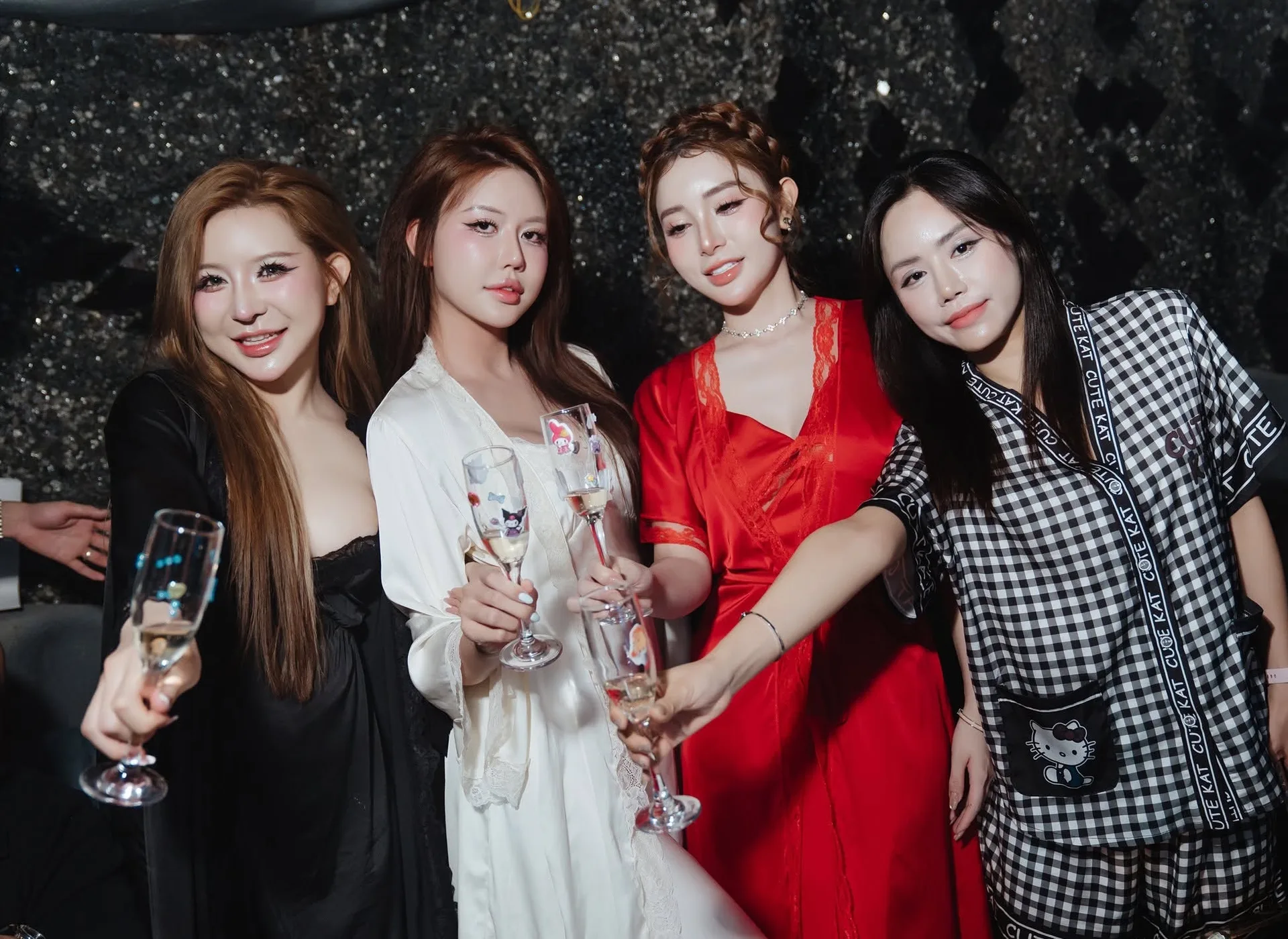 Nhóm bạn tạo dáng chụp ảnh kỷ niệm tại Cosmos Club