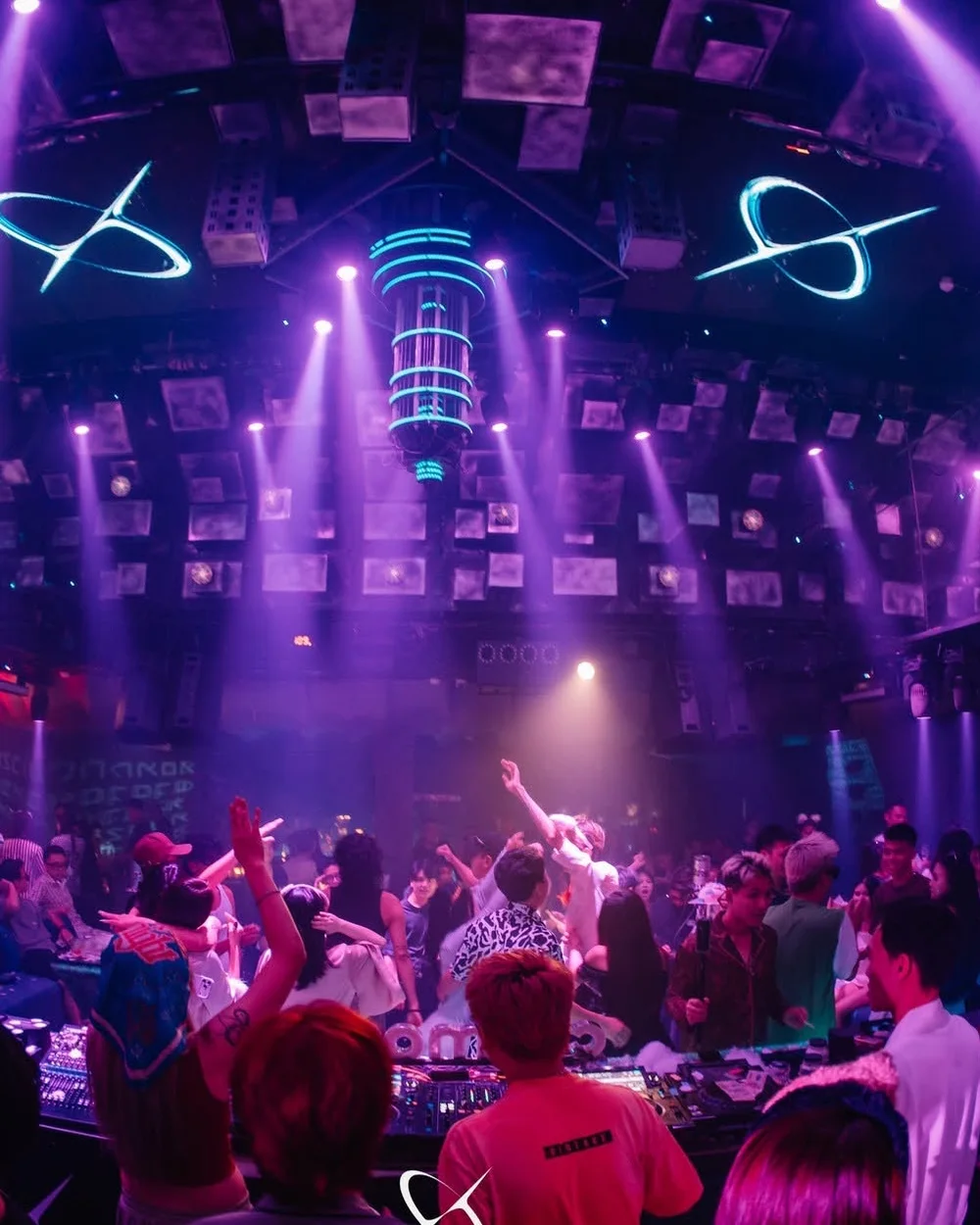 Trần vòm LED hiện biểu tượng quỹ đạo và đám đông quanh bốt DJ tại Cosmos Club Hà Nội